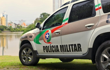 Quatro jovens assaltam motorista de aplicativo e abandonam carro após bater em poste