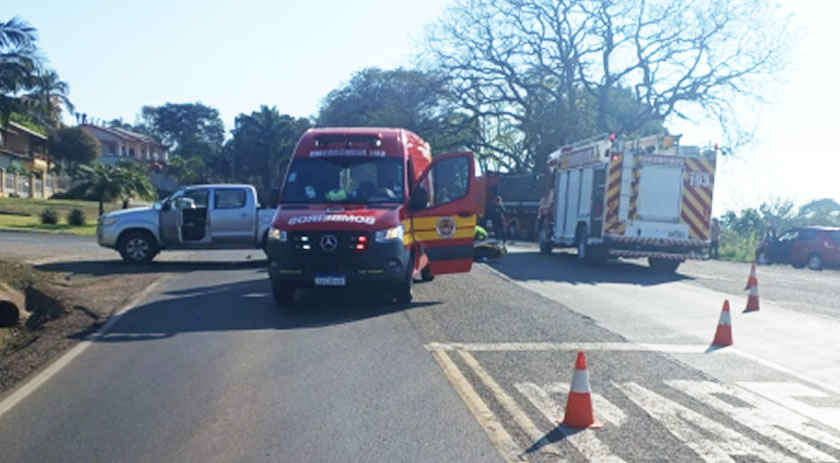 Jovem de 19 anos fica ferida em colisão entre Hilux e moto