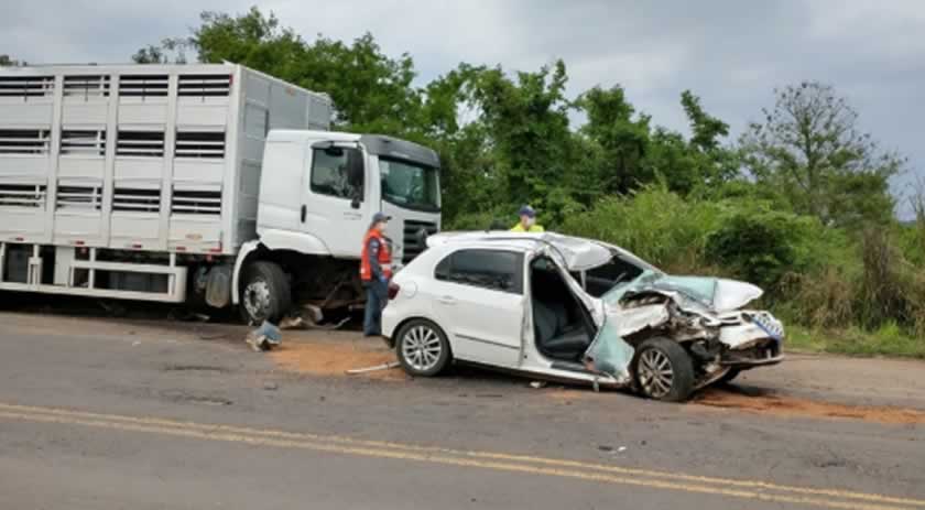 Acidente entre carro e caminhão mobiliza Bombeiros e PRF na BR 163