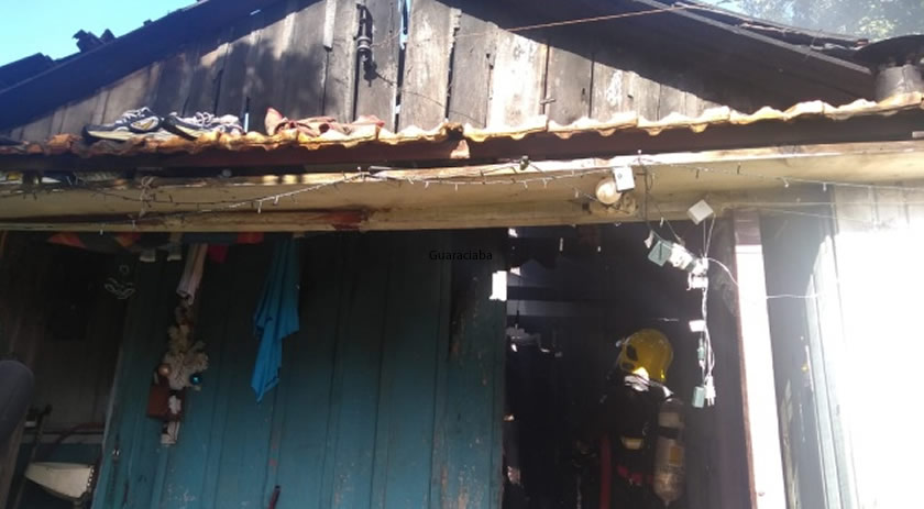 Casa de madeira é destruída por incêndio no centro