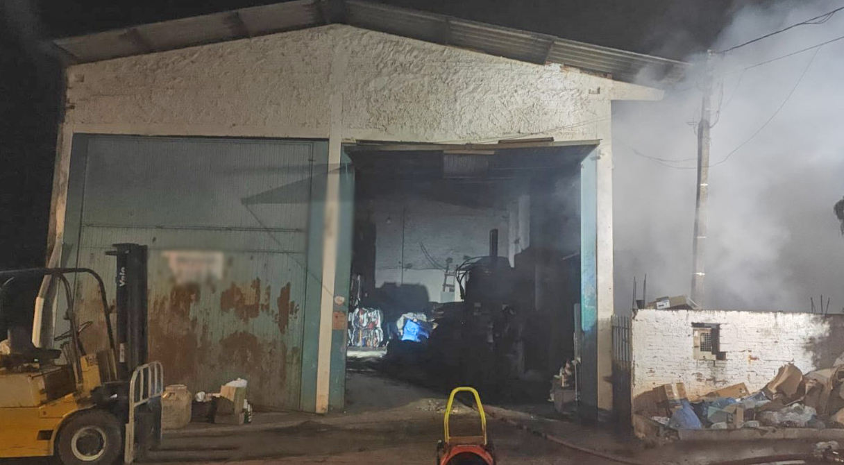 Incêndio atinge empresa de reciclagem e mobiliza bombeiros durante a madrugada