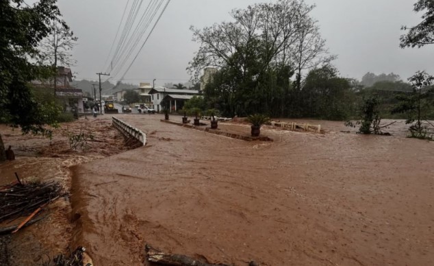 Chuva de até 100 mm em uma hora provoca alagamentos e deixa pontes submersas no Oeste de SC