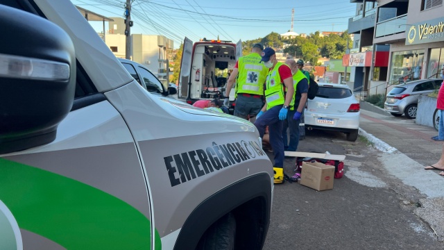 Mulher sofre fratura exposta após atropelamento no centro