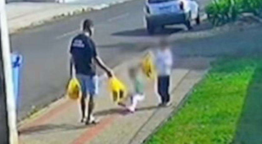 Vídeo mostra pai chutando filha de 3 anos em via pública no Paraná; caso é investigado