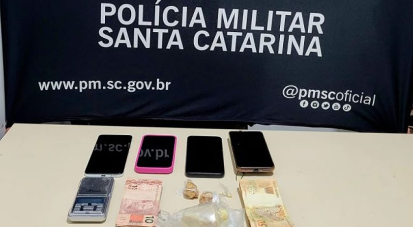 Duas mulheres são presas pela Polícia Militar por tráfico de drogas