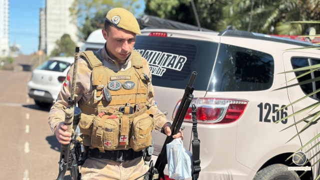 Homem agride e ameaça mulher e acaba preso com armas de grosso calibre