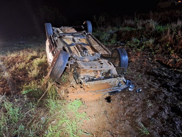 Condutor sofre ferimentos em capotamento de veículo na SC 480