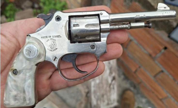 PM apreende drogas, arma e munições durante ocorrência