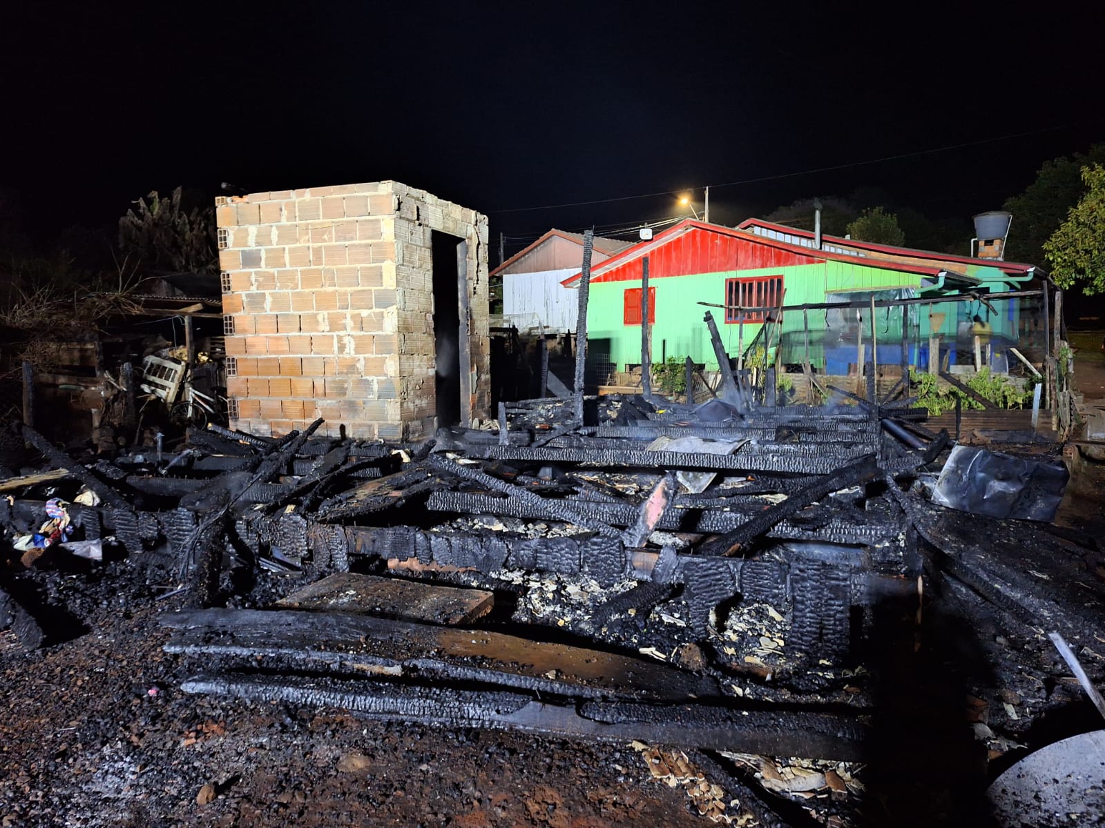 Residência fica totalmente destruída pelo fogo