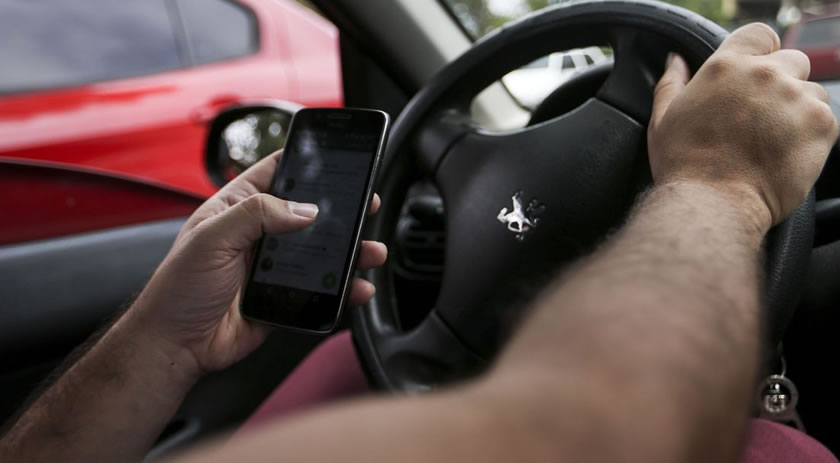 Uso de celular ao volante é atitude que mais incomoda motorista