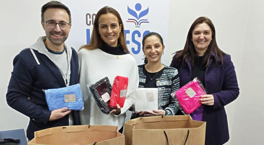 Colégio Unoesc doa cachecóis de tricô do Projeto Entrelaçados por Fios e Amor