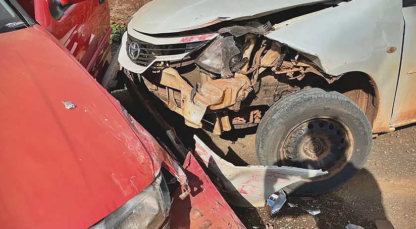 Colisão entre dois carros deixa mulher ferida no interior