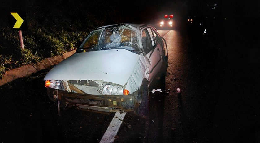 Veículo fica destruído após acidente na BR 282