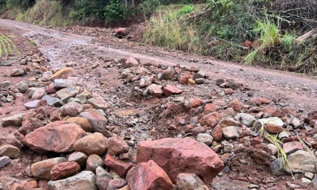 Alto volume de chuva causa danos nas estradas