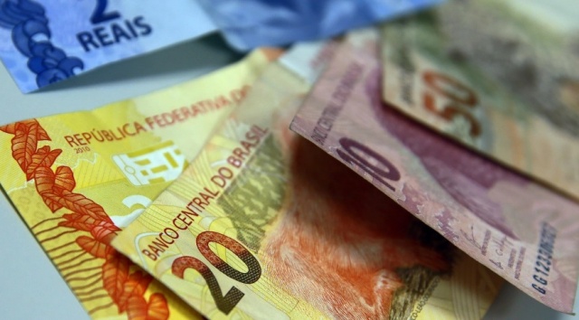 13º salário cai na conta de milhões de brasileiros nesta segunda; confira quem recebe primeiro