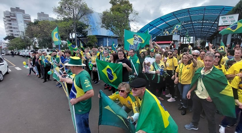 Em prol da liberdade e democracia, manifestação reúne centenas de veículos e milhares de pessoas