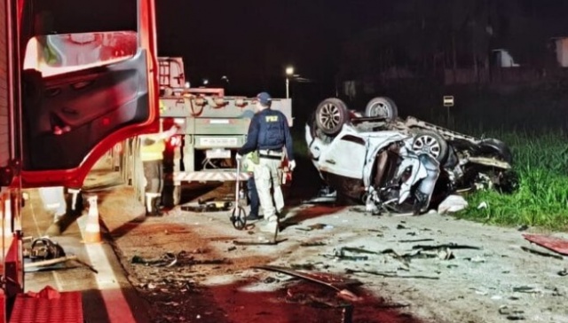 Carro bate de frente contra caminhão e acidente deixa três mortos na BR-280