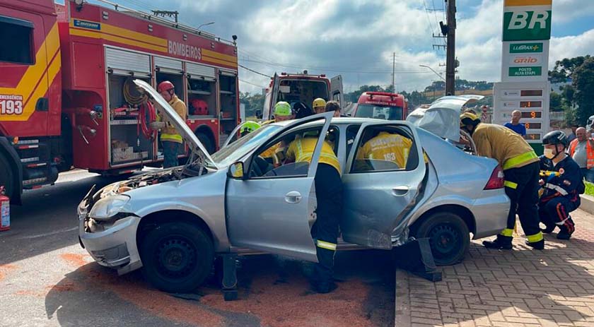 Idosa fica presa nas ferragens após grave acidente em Chapecó