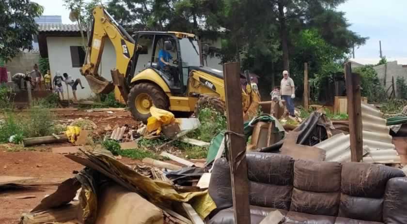 Governo Municipal realiza limpeza do local onde famílias indígenas viviam