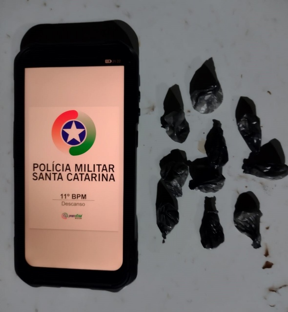 Após engolir droga, homem é preso por tráfico