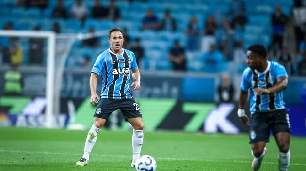 Cruzeiro bate o Grêmio na Arena e continua na briga pela liderança do Brasileirão