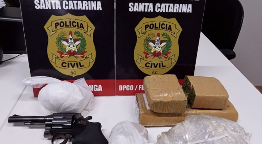 Polícia Civil apreende maconha, crack, cocaína e arma de fogo