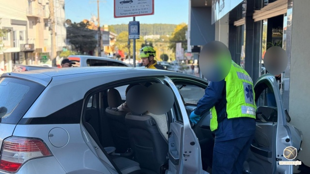 Idosos são socorridos após carro atingir fachada de prédio no centro