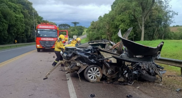 Motorista de 39 anos morre preso às ferragens em colisão frontal na BR-116