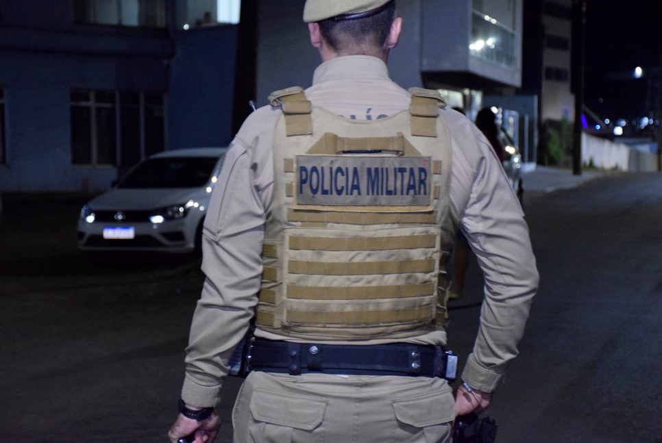 Mãe é presa após agredir filho de 8 anos com "vara" no rosto e nas costas no bairro Agrícola