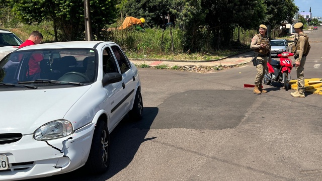 Colisão entre carro e moto deixa mulher ferida no Bairro Estrela