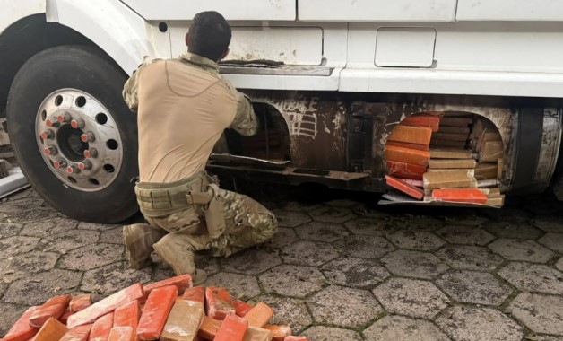 Cão farejador encontra mais de meia tonelada de maconha escondida em carreta na BR-282