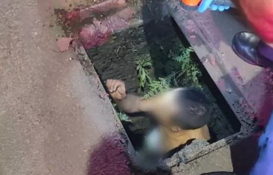 Homem é resgatado nu de bueiro após madrugada de fuga em Chapecó