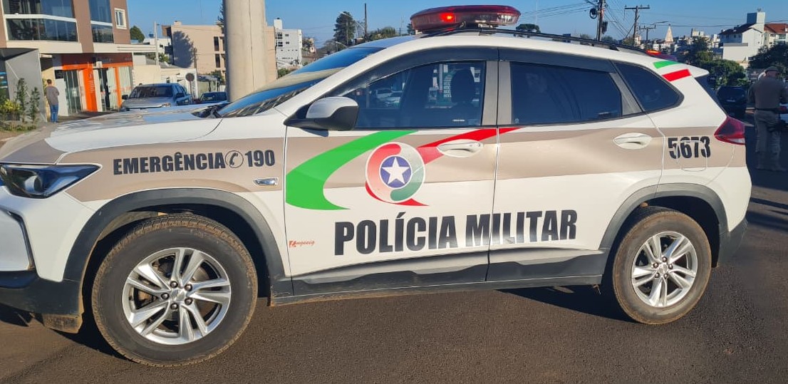 Embriagado e armado com facão, homem invade propriedade da ex-companheira e acaba preso
