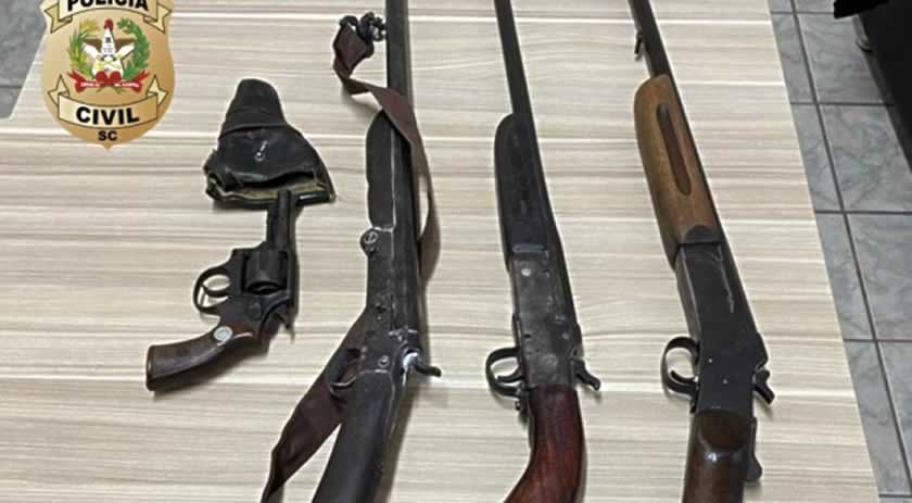 Homem é preso e quatro armas de fogo são apreendidas pela Polícia Civil