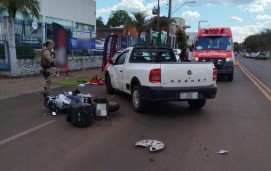 Homem é conduzido ao hospital após colisão entre carro e moto