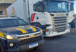 PRF localiza motorista de carreta que fugiu após acidente na BR-480