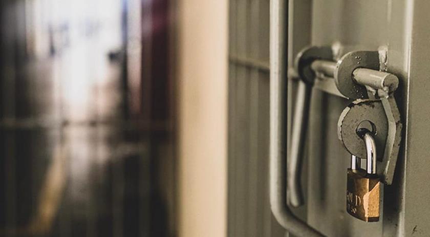 Mulher vai até delegacia registrar BO e acaba presa