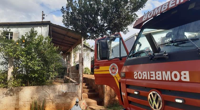 Incêndio atinge barraco aos fundos de residência