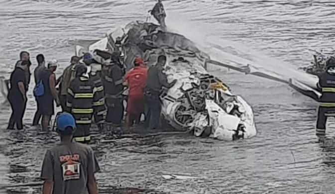 Avião de pequeno porte cai em praia de SP