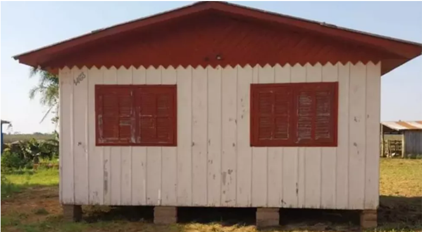 Carpinteiro coloca casa inteira em carreta e muda endereço dela após calote em SC