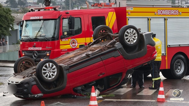 Strada capota após colisão e motorista do outro veículo deixa o local