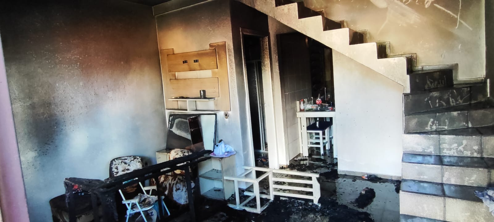 Homem é retirado à força de casa em chamas após se recusar a deixar o imóvel