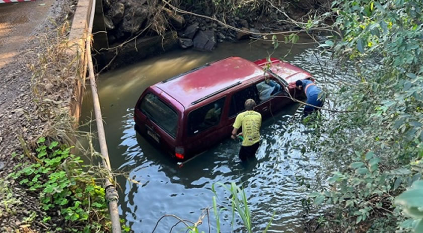 Motorista perde controle e carro cai em rio no interior do município