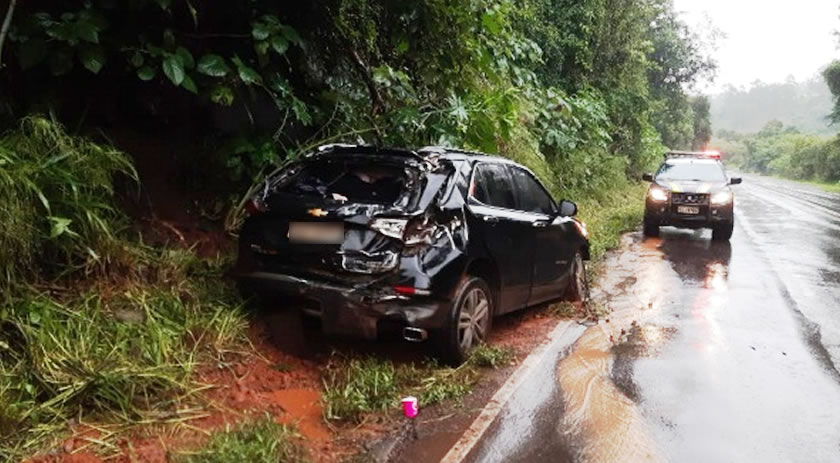 Três vítimas são socorridas após saída de pista na BR-282, próximo da ponte sobre o Rio das Antas