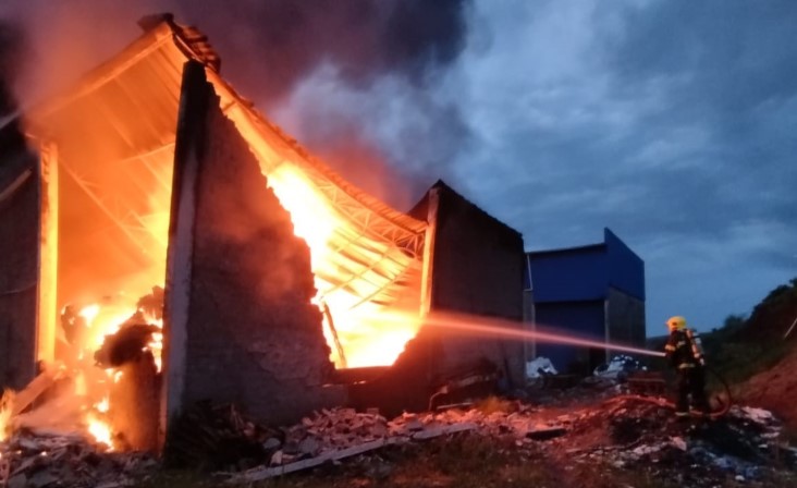 Incêndio destrói indústria de reciclagem com 60 toneladas de plástico