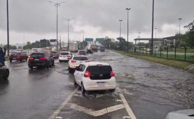 Rodovias de SC ficam bloqueadas devido as chuvas causadas por ciclone