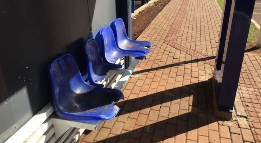 Parada de ônibus é depredada por vândalos