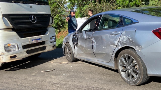 Carro e caminhão colidem na Avenida Willy Barth, em São Gotardo