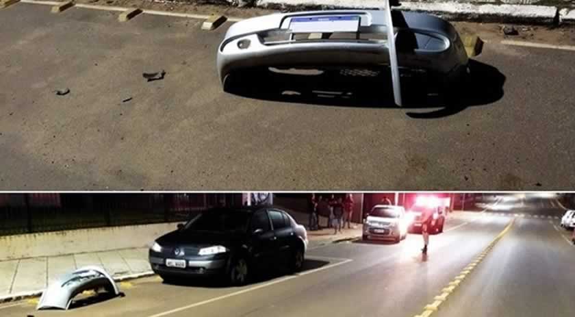 Motorista foge após bater em carro parado, mas para-choque com placa fica no local