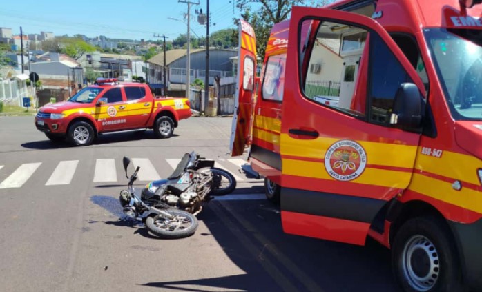 Homem é encaminhado ao hospital após colisão entre motos